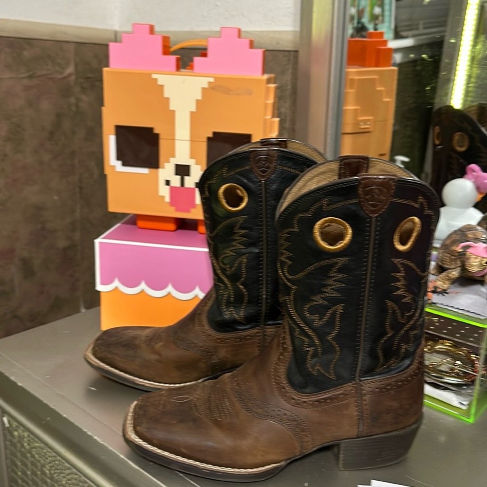 Ariat Cowboy Boots
Size US 4